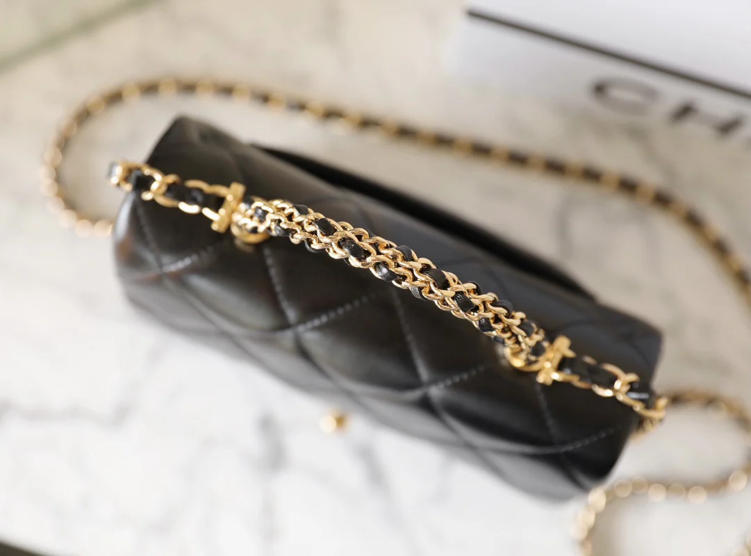 Маленькая черная сумка Chanel с клапаном и поворотной ручкой.