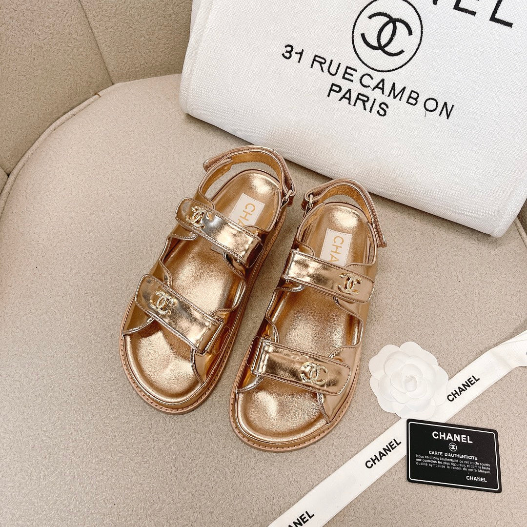 Chanel - Золотистые кожаные сандалии в клетку
