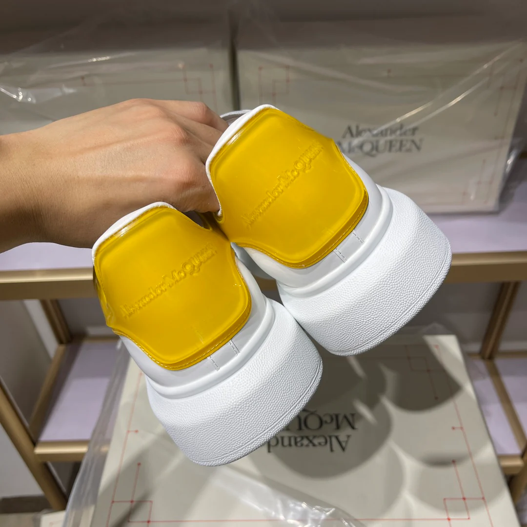 Классические белые кроссовки McQueen - унисекс - с желтой отделкой 