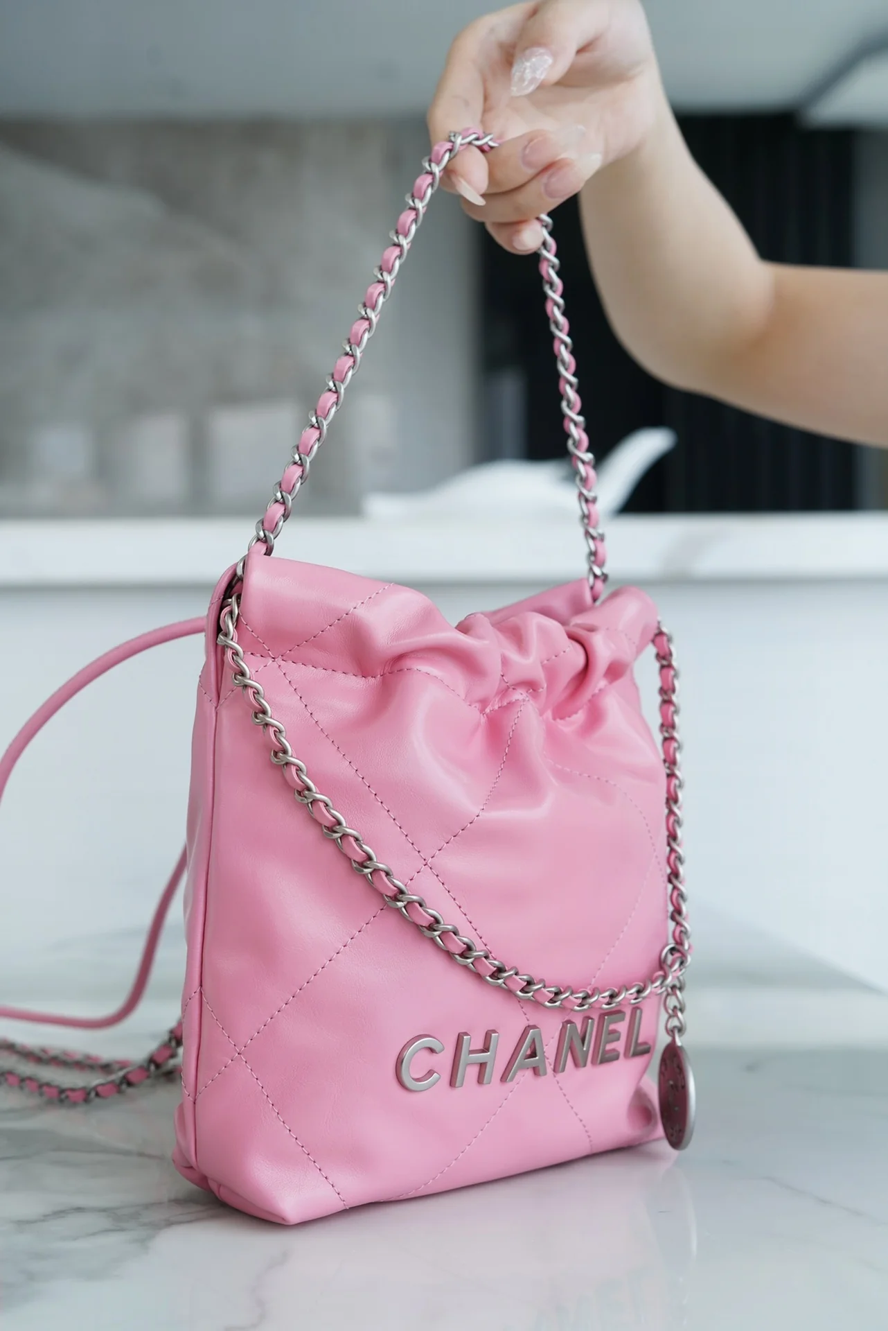 Новинка сезона весна/лето 2023 от Chanel - сумка 22 - мини - розовая с серебряной пряжкой