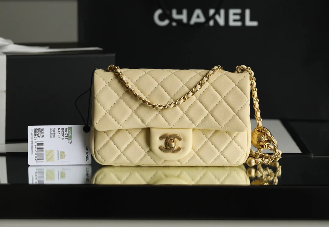 Chanel - Золотая сумка-клатч CF Flap Bag - Мини-версия в форме куриного желтка