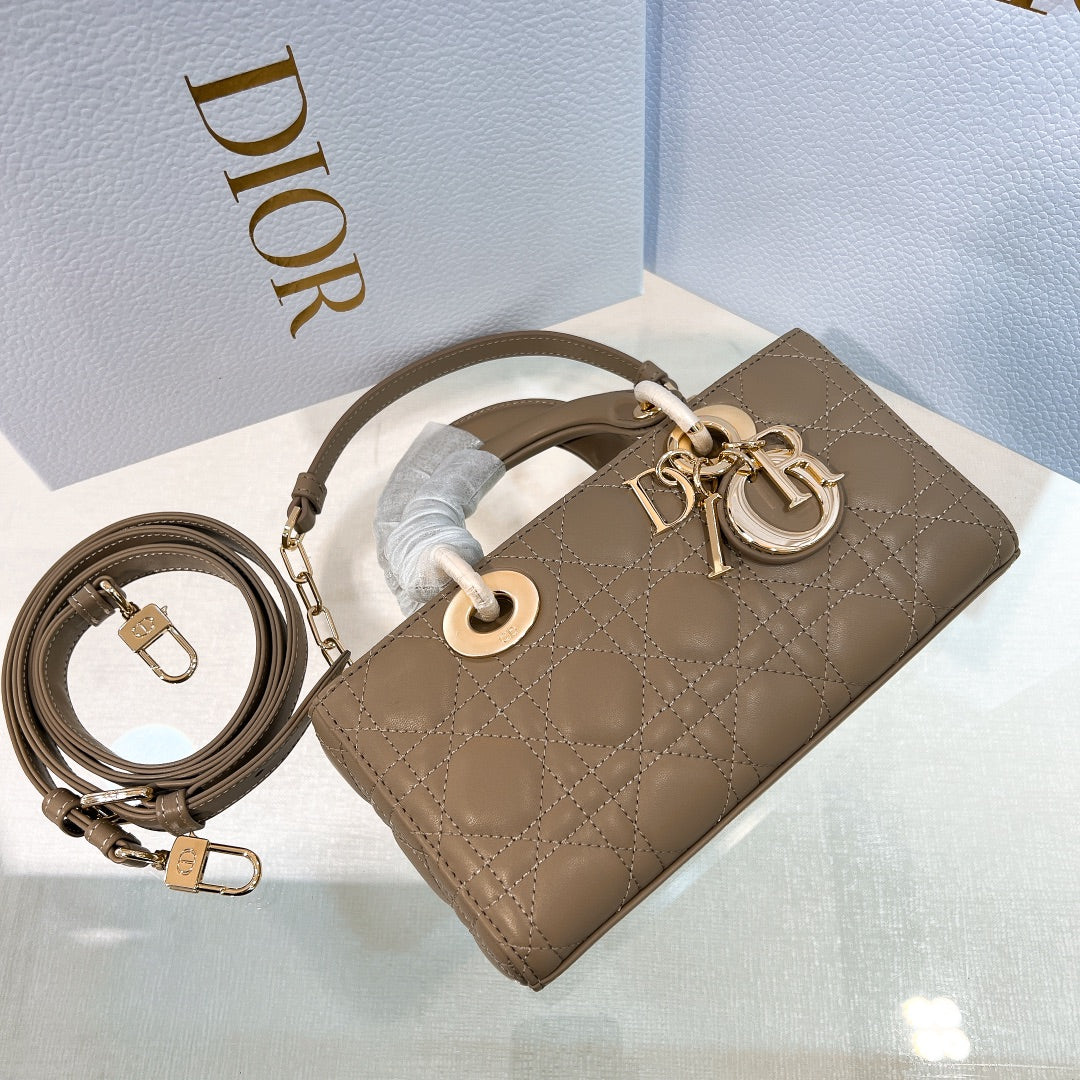 Вечерняя сумочка Dior Ladyd Joy, маленькая, карамельного цвета.