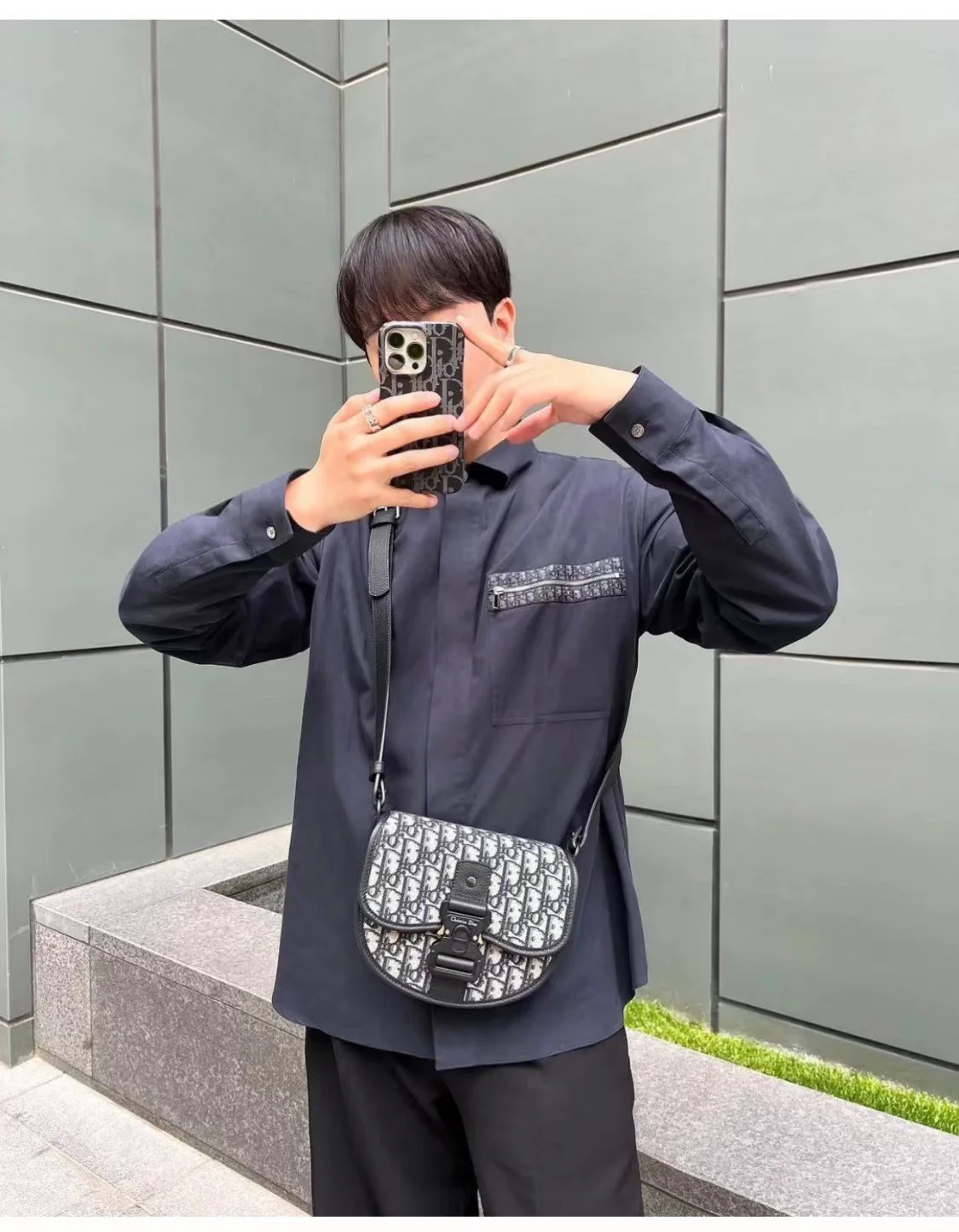 Сумка-мессенджер Dior - серия Oblique - черная с монограммой - на фото.