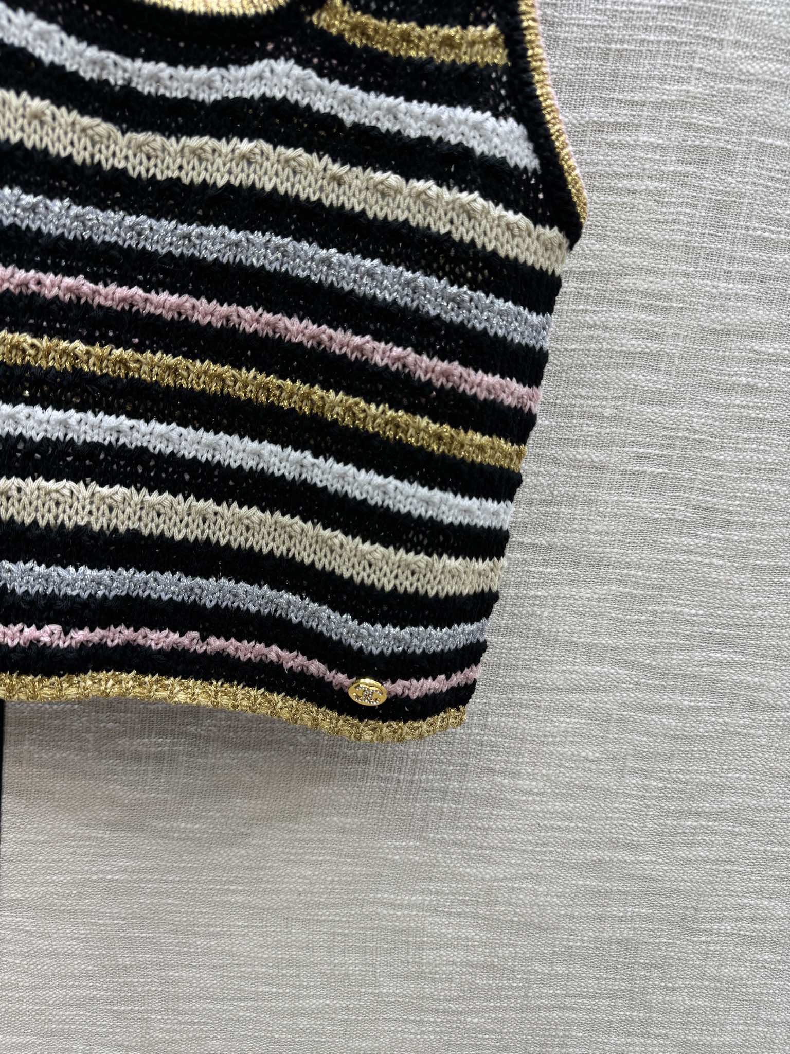 Chanel - 2403-24 Новейшая трикотажная майка в яркую полоску для ранней весны