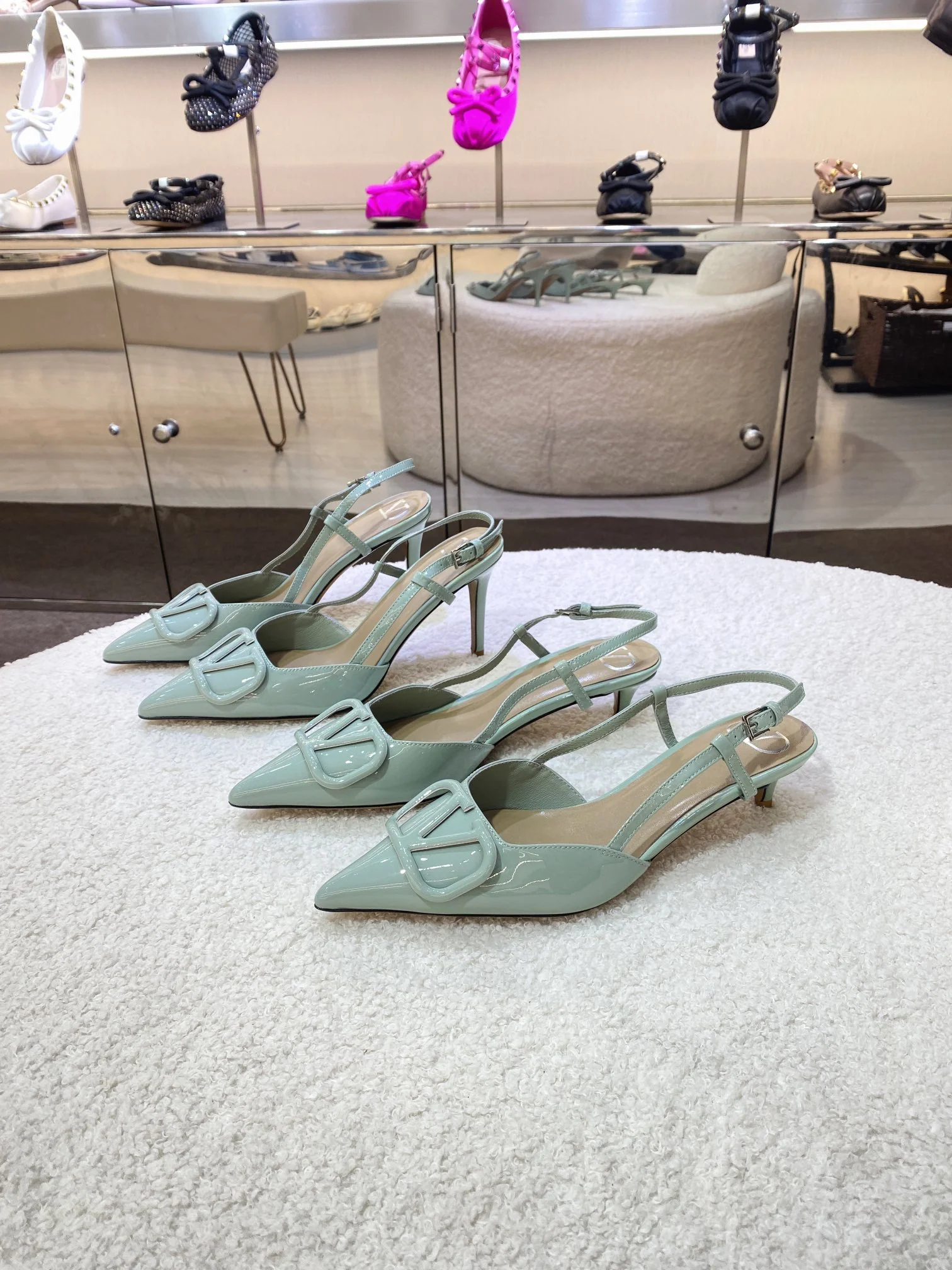 Туфли на высоком каблуке Valentino 2024 с кожаной пряжкой и ромбовидным логотипом - зеленые