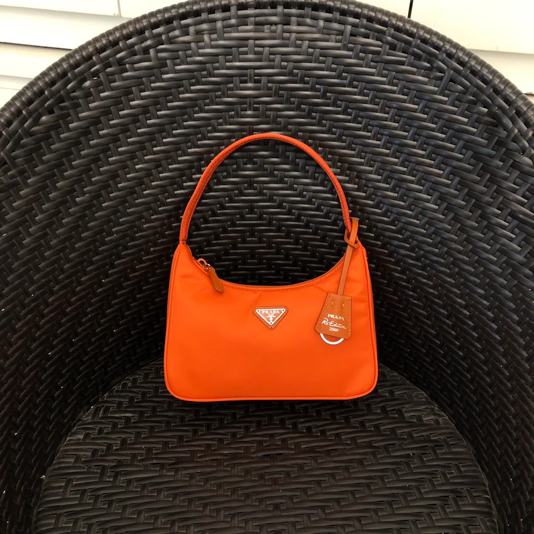 Нейлоновая сумка-хобо Prada, оранжевая.