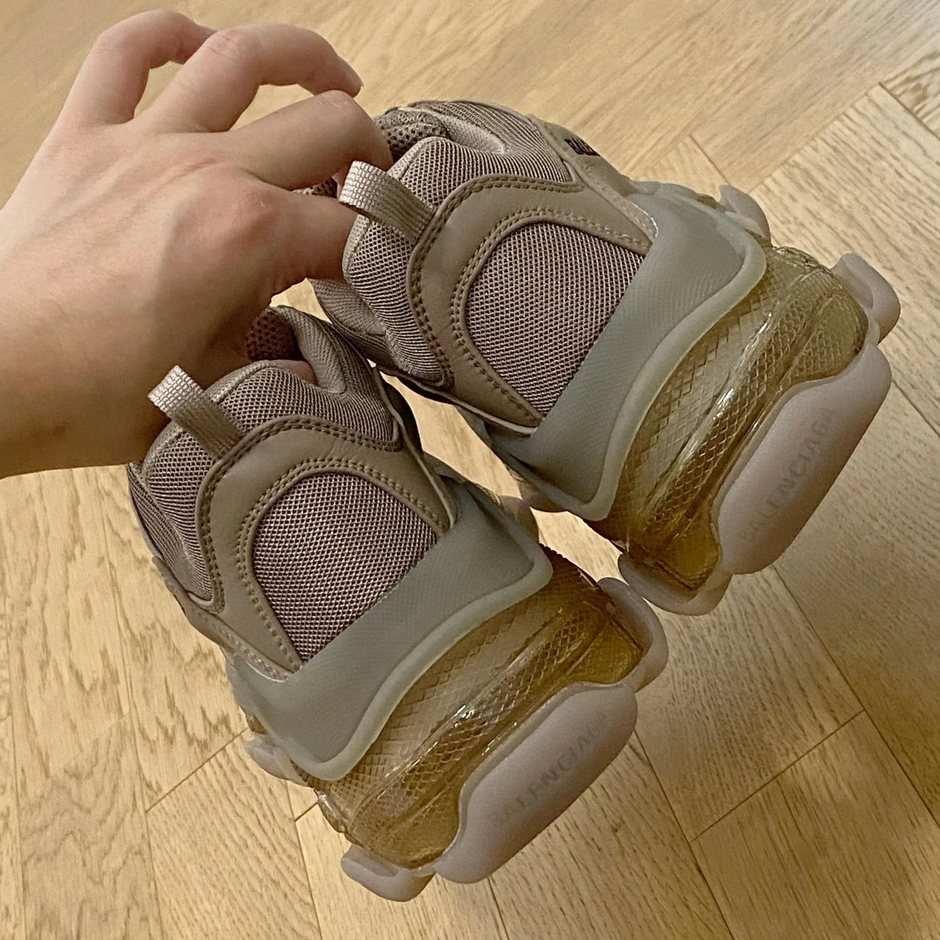 Массивные кроссовки Balenciaga Triples — модель унисекс.