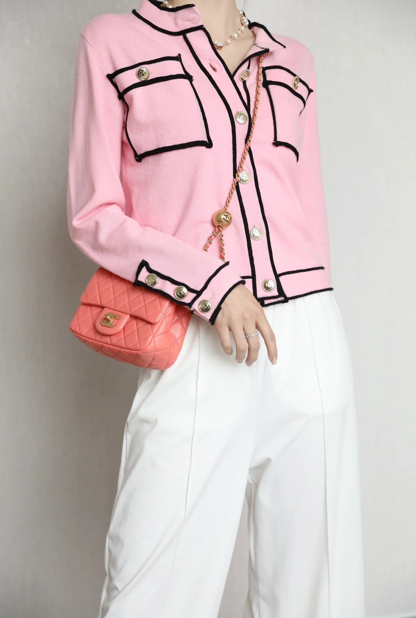 Сумка Chanel Gold Globe Square Fat Flap Bag - кораллово-розовая.