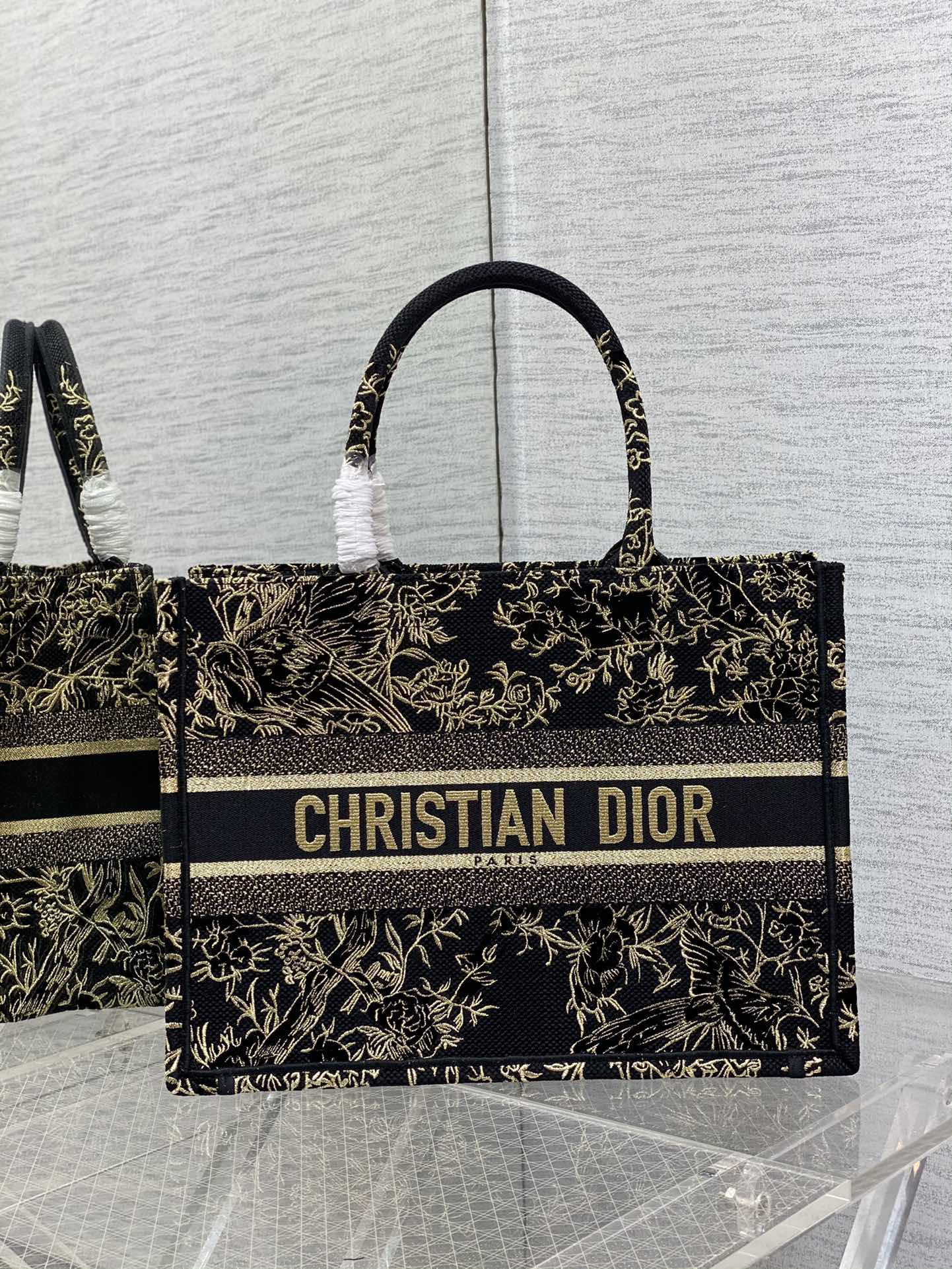 Сумка Dior Booktote с вышивкой — серия ?Золотая нить? — 36x18x28 см