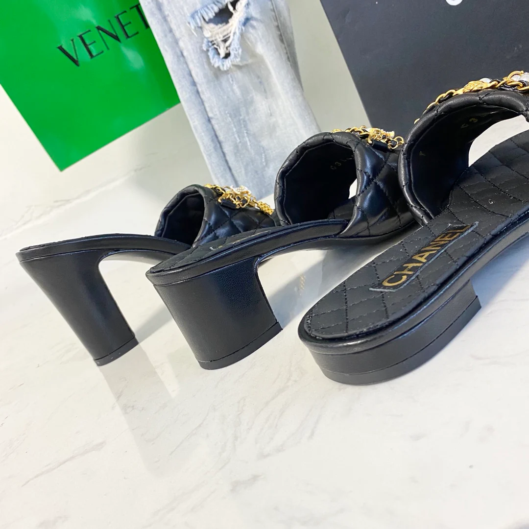 Туфли-лодочки Chanel с жемчужной цепочкой на каблуке