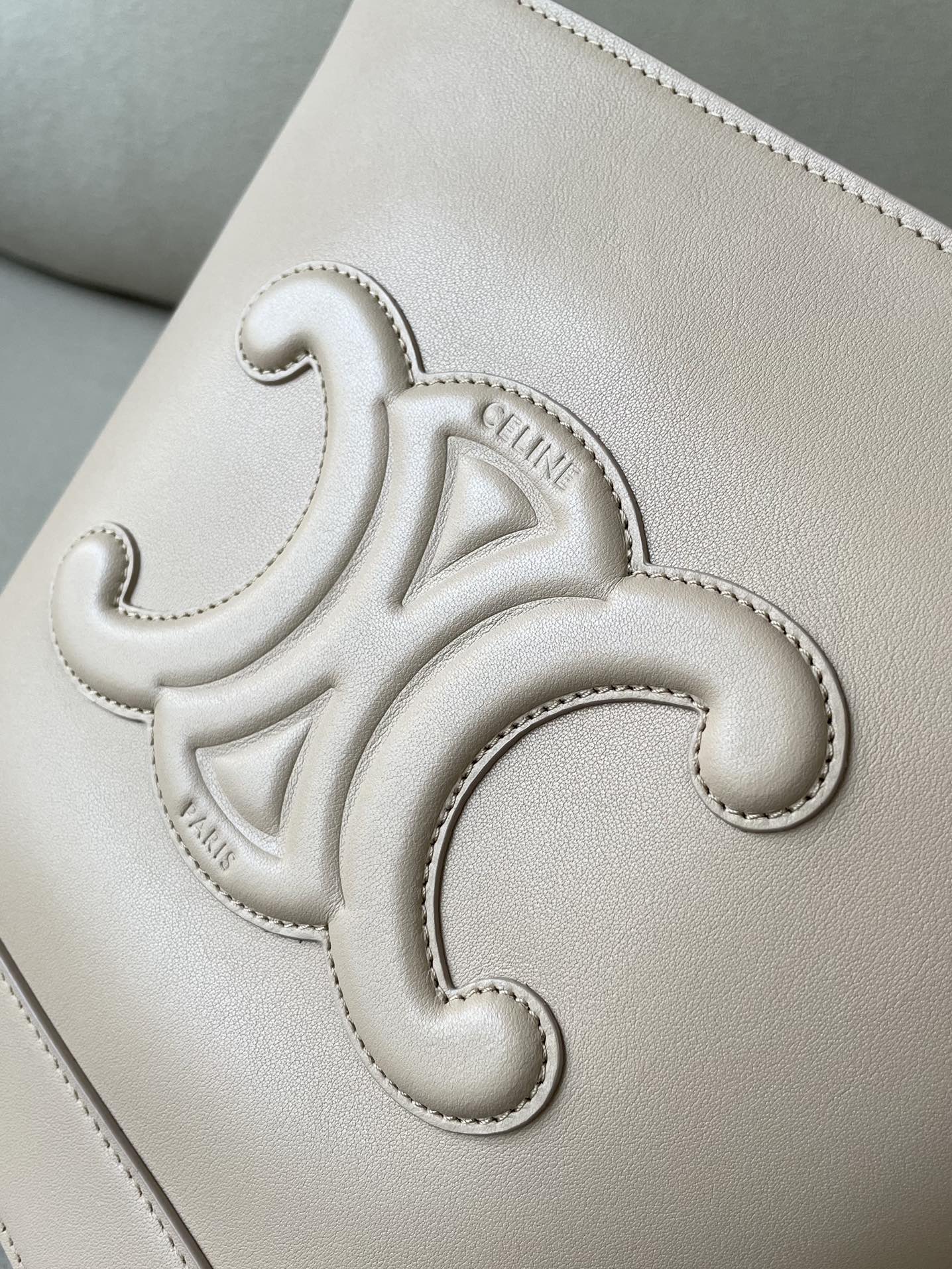 Маленькая белая кожаная сумка-ведро Celine Cuir Triomphe