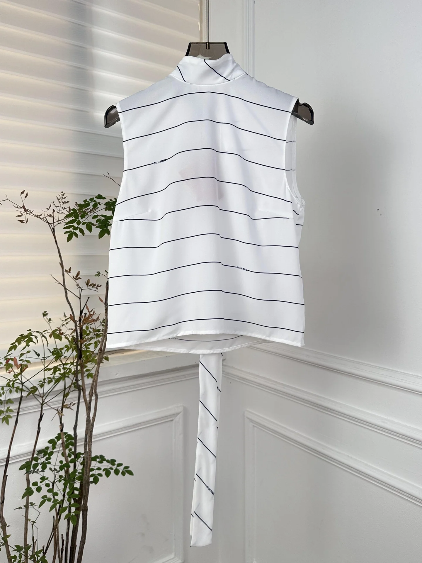 Miu Miu - 2404 - Комплект из полосатого струящегося жилета с бантом и полосатой плиссированной юбки - Белый