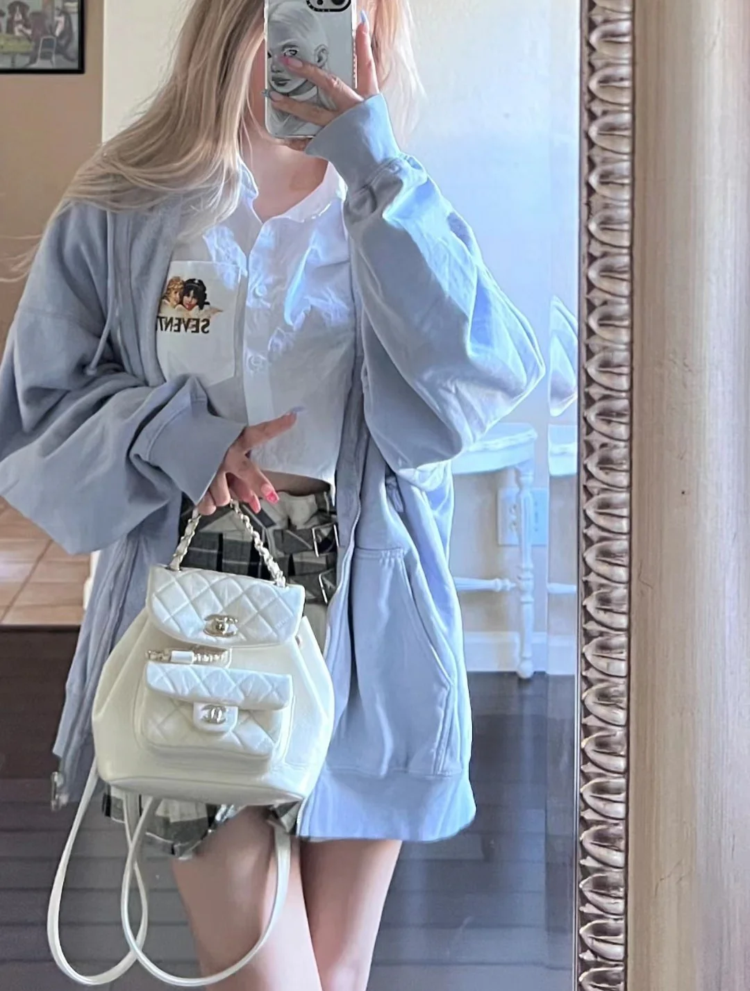 Рюкзак Chanel — белый, из вощеной кожи.