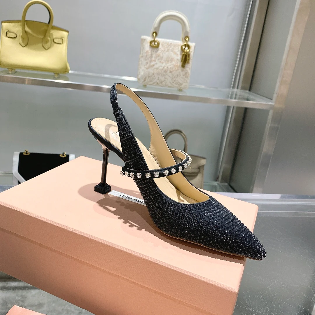 Новинки коллекции Miu Miu весна/лето 2022 — Туфли на шпильке — Черные
