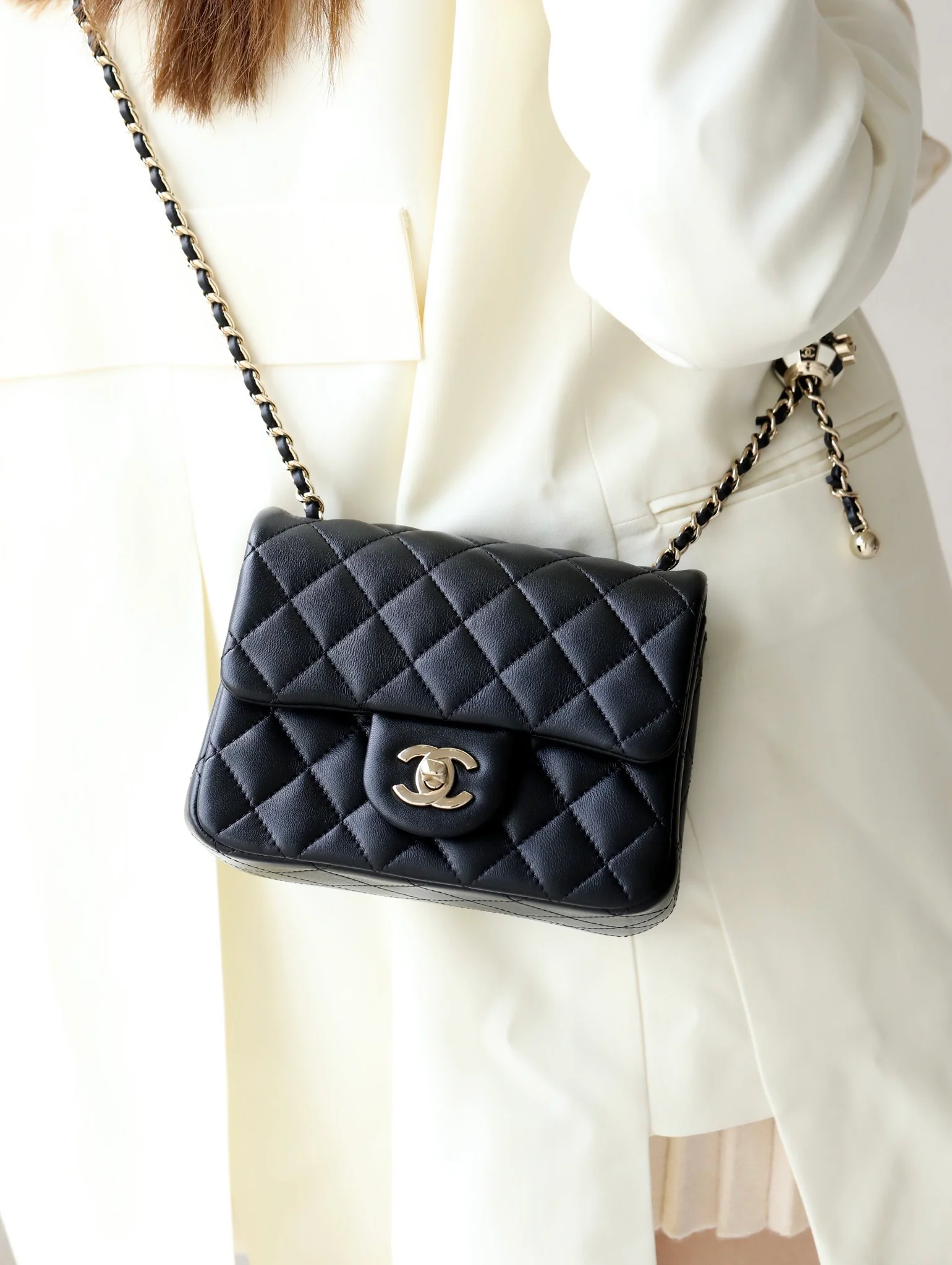 Новые поступления коллекции Chanel весна/лето 2023 — Футбольная серия — Сумка CF — Фотографии в действии