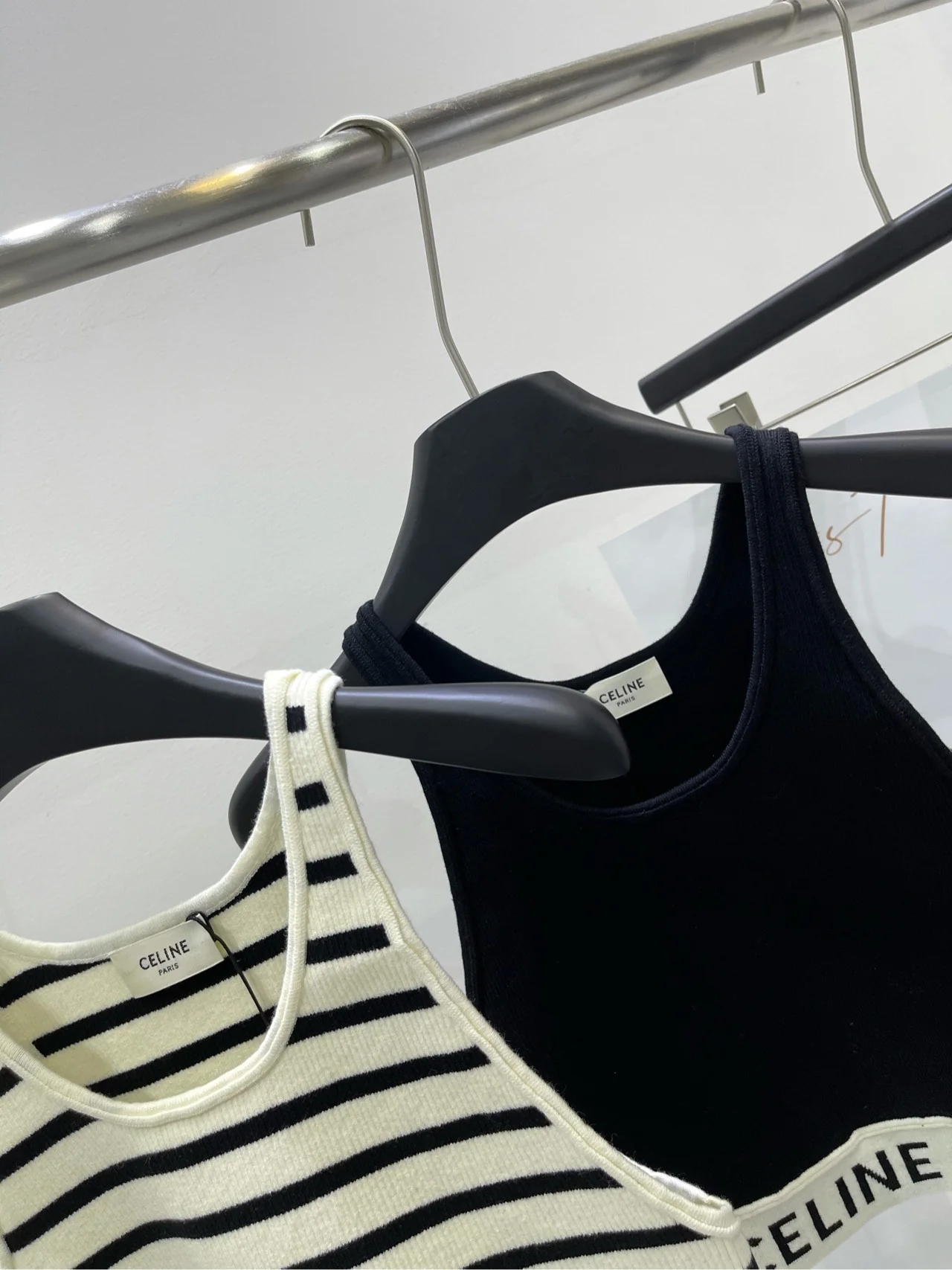 Celine-2403 Короткий жилет с вырезом на спине, бежевыми полосками, черной и белой отделкой.