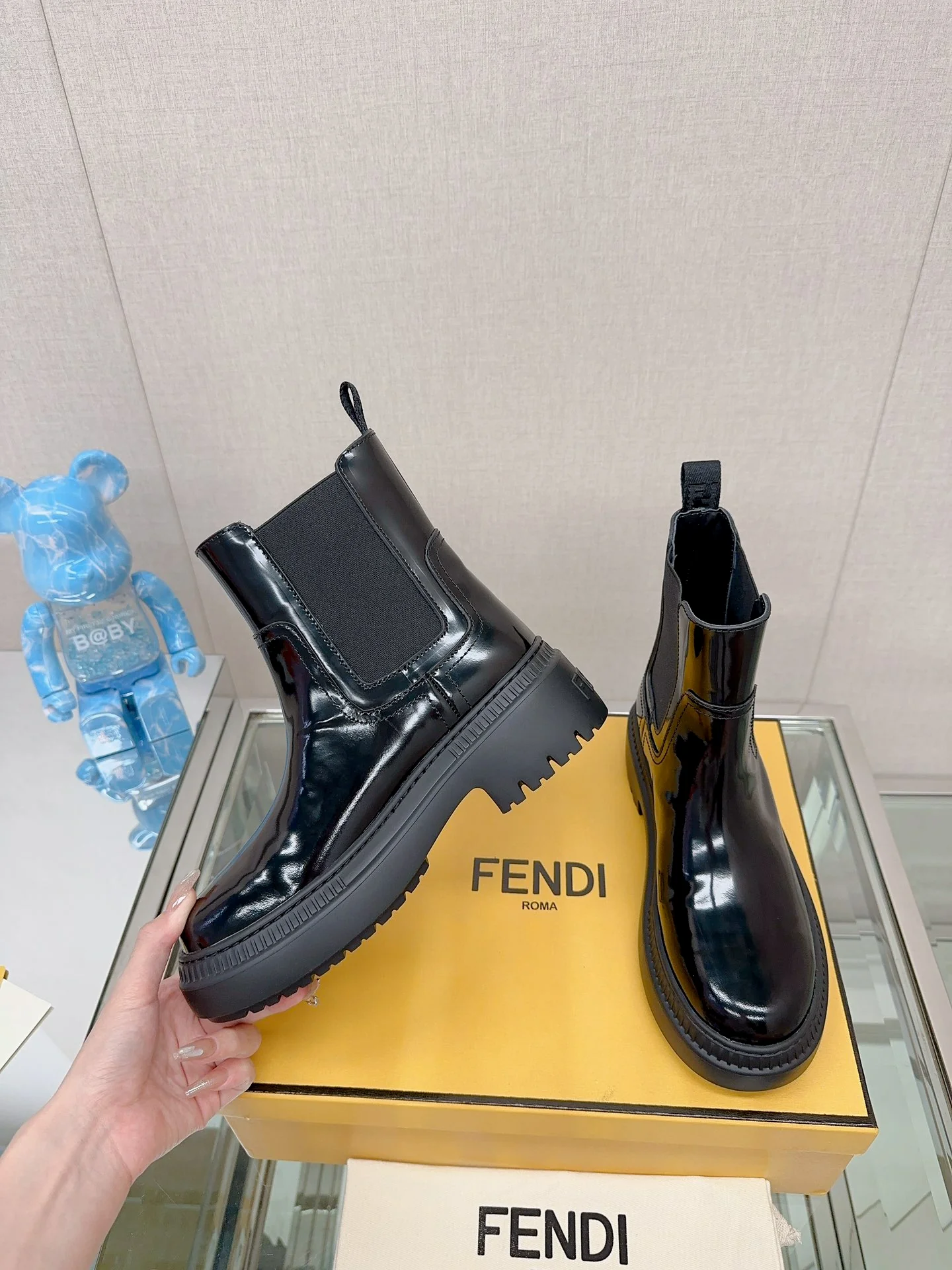 Новинка сезона осень/зима 2023 от Fendi — ботильоны-челси на платформе с эластичным поясом — глянцево-черные.