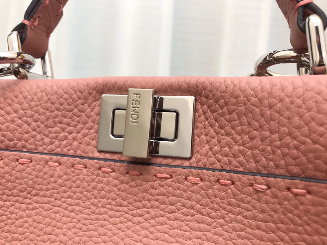 Мини-сумочка Fendi Peekaboo из розовой кожи