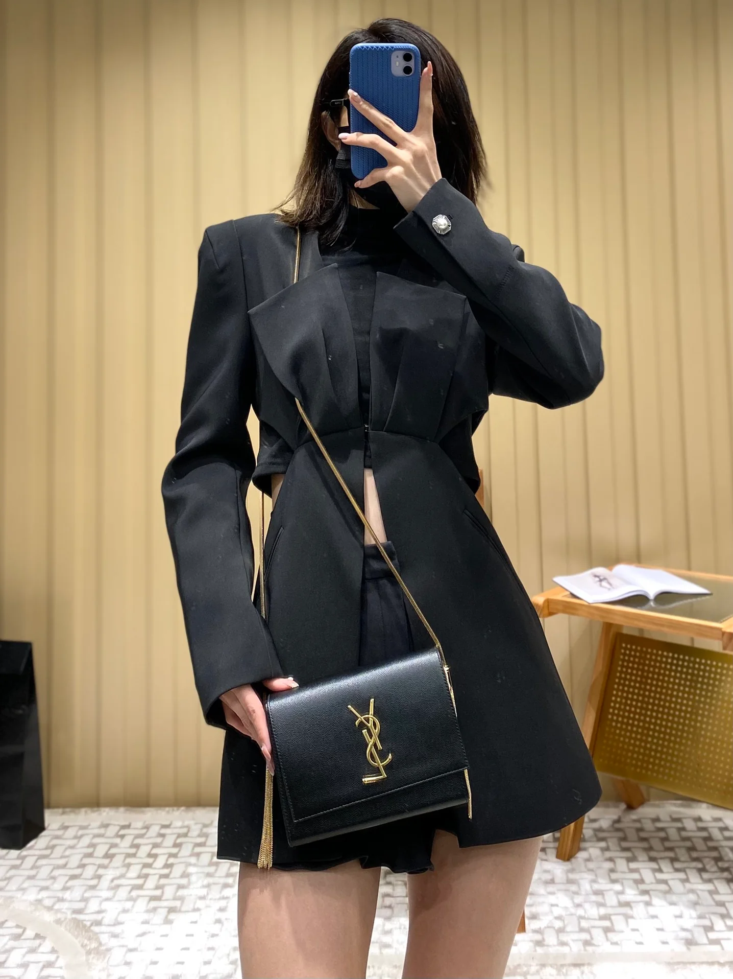 Сумка YSL Kate Box Bag - черная - на фото.