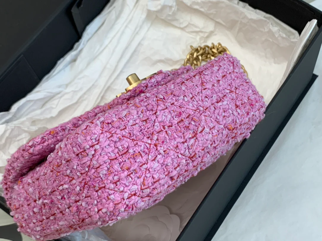 Новинка 2022 года от Chanel - квадратная сумка-клатч с эмалированной пуговицей, 18 см.