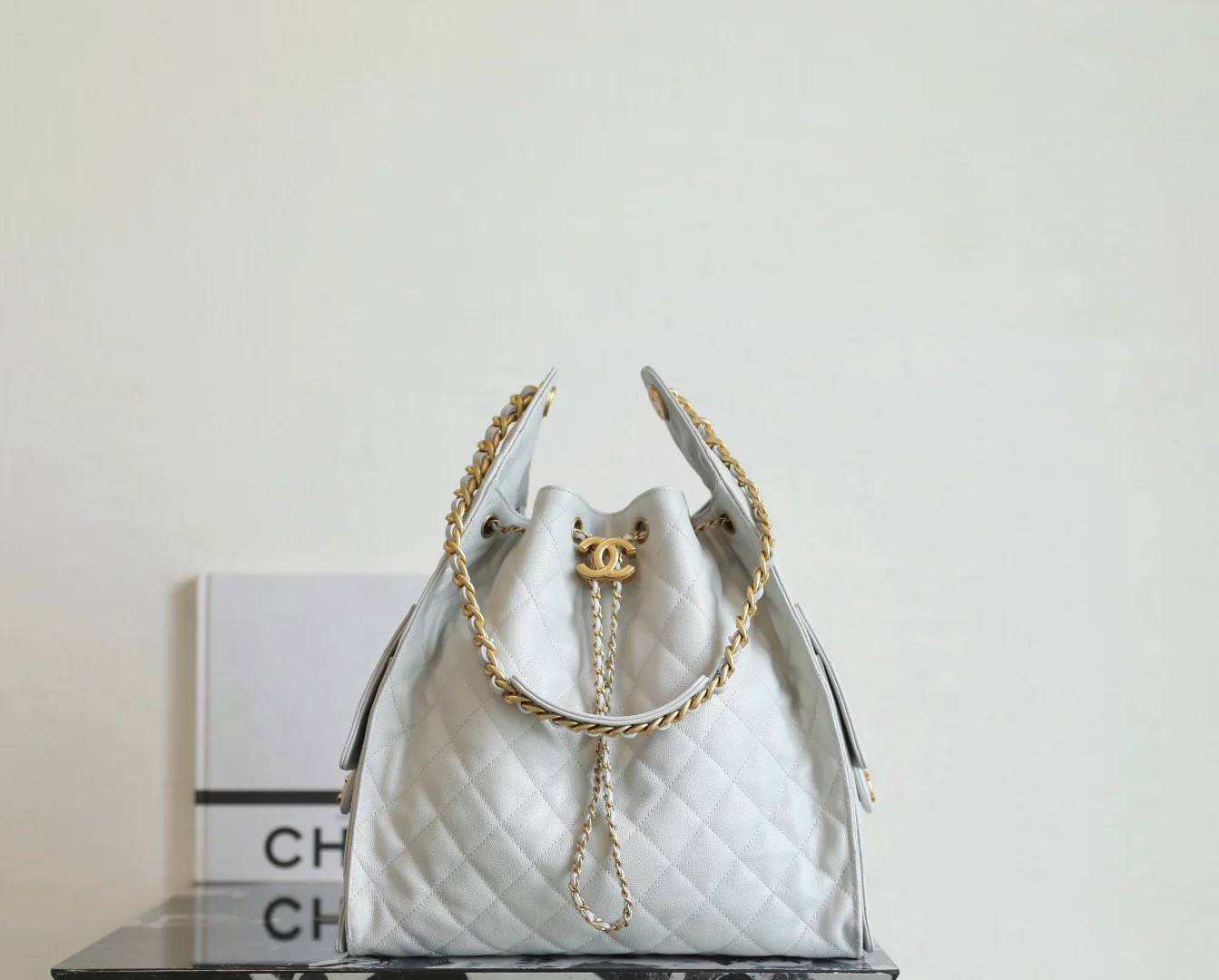 Chanel - В стиле хиппи - Средний размер - Светло-серый с золотой пряжкой