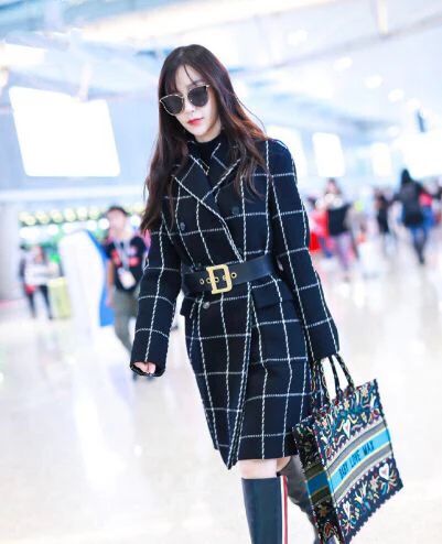 Сумка Dior Book Tote, большой размер 41,5 см, черная с цветочным принтом.