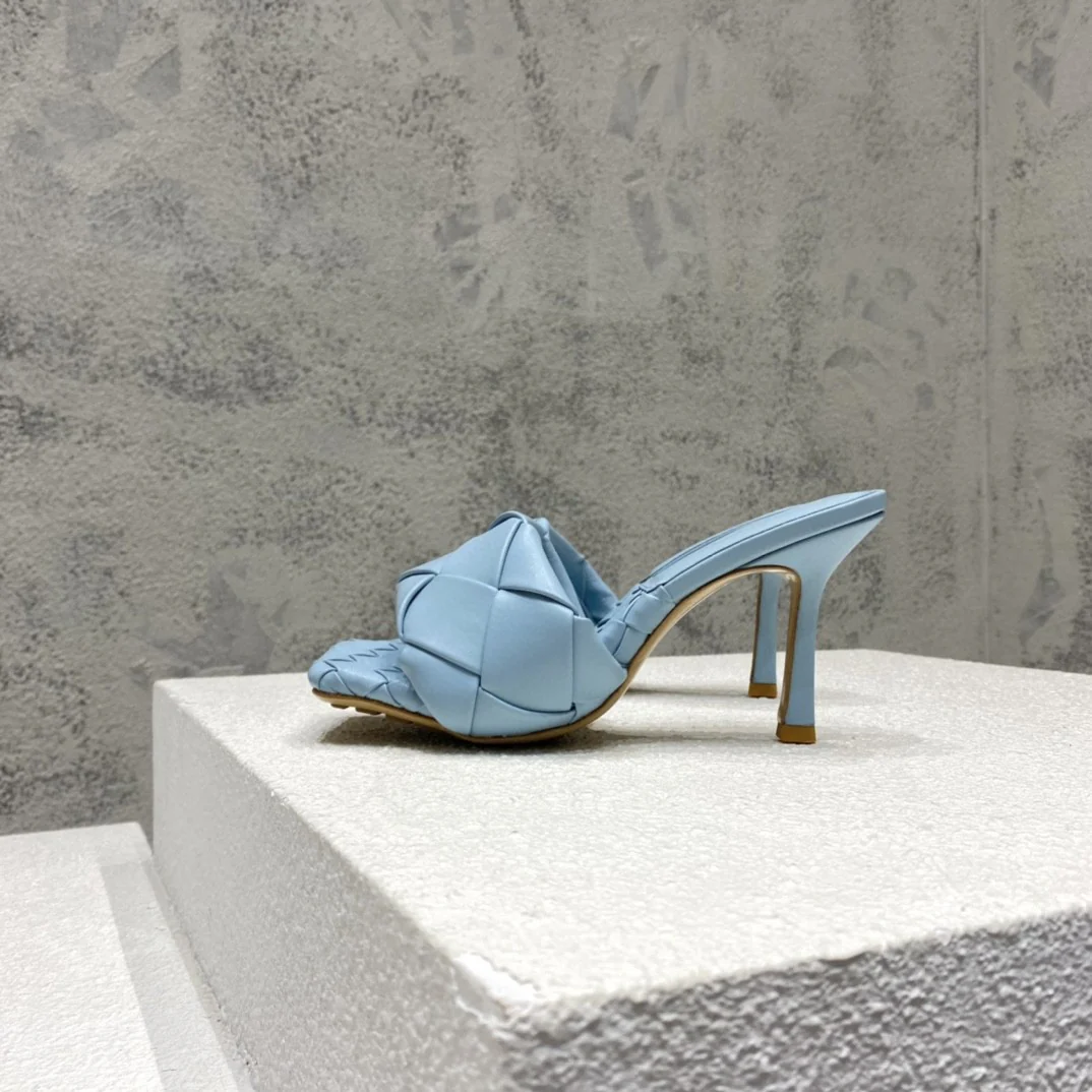 Новинка сезона весна/лето 2021 от BV - Плоские плетеные сандалии на шпильке - Цветовая гамма