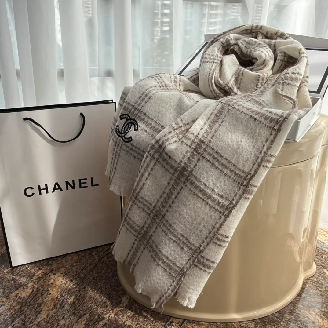 Chanel - Большой шарф с золотой отделкой - 75-200 см - Высококачественный импортный кашемир