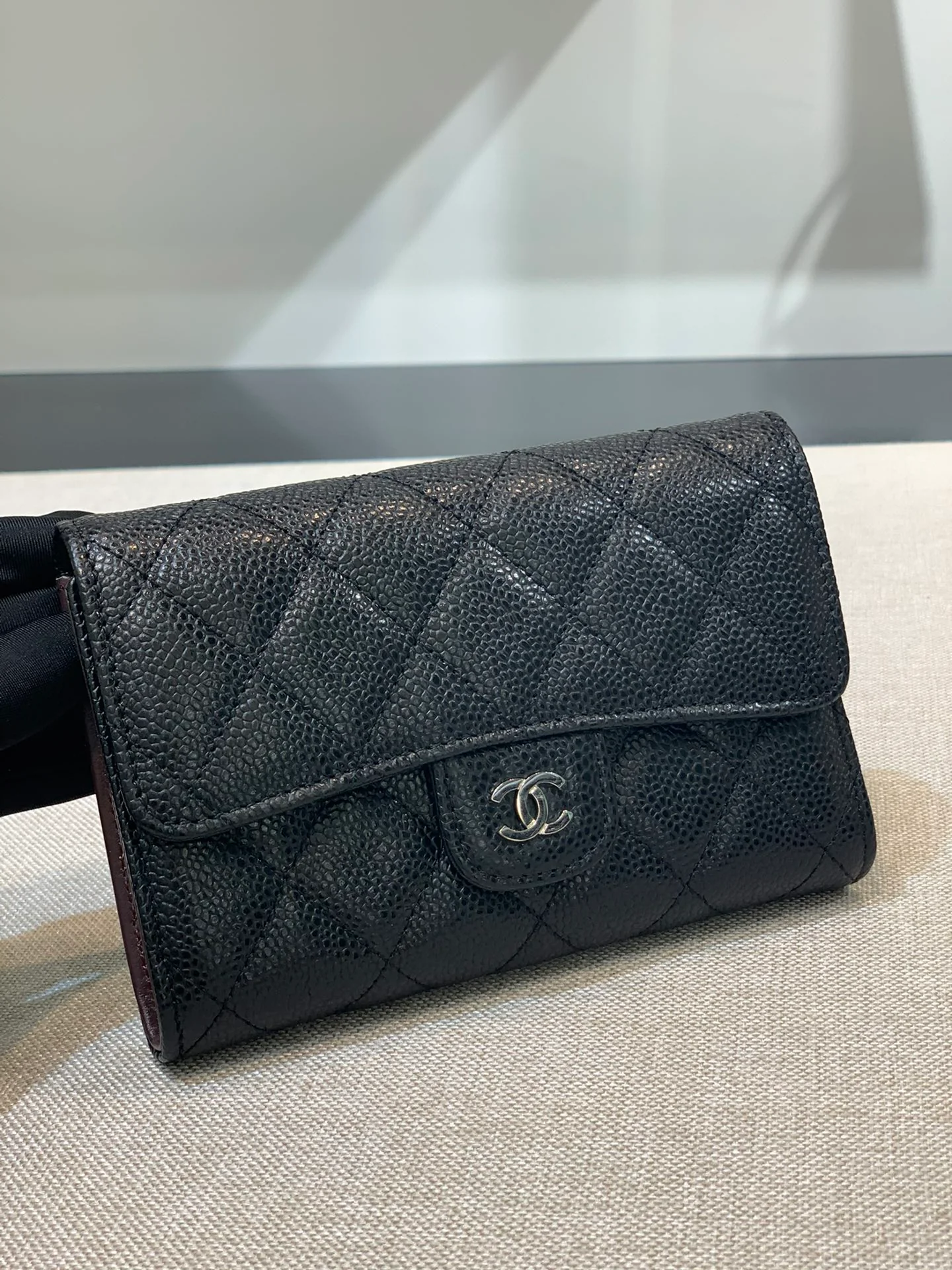Оправа Chanel Classic CF Tri-fold – черная кожа цвета личи