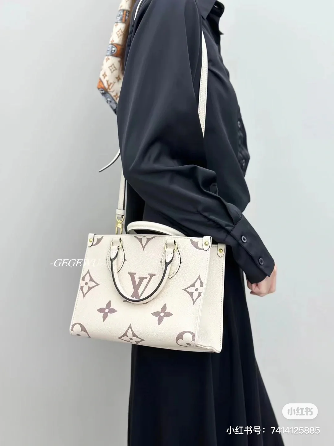 m46833-LV-onthego-pm-Tote Shopping Bag-White