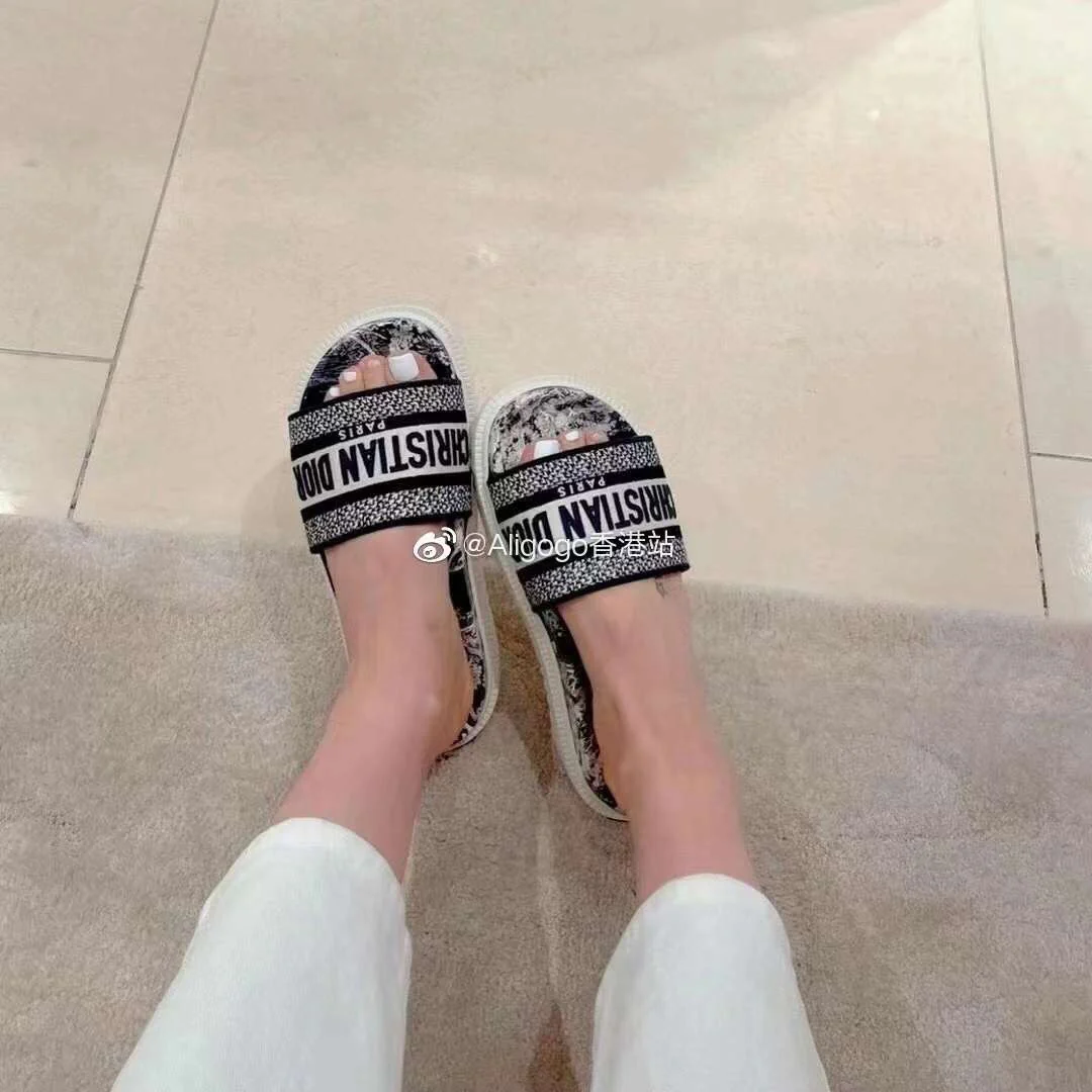 Вышитые тапочки Dior — фотографии на ногах.