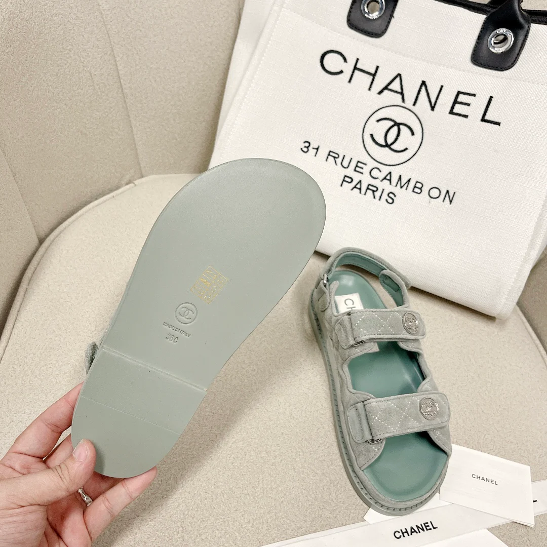 Chanel - светло-зеленые кожаные сандалии в клетку