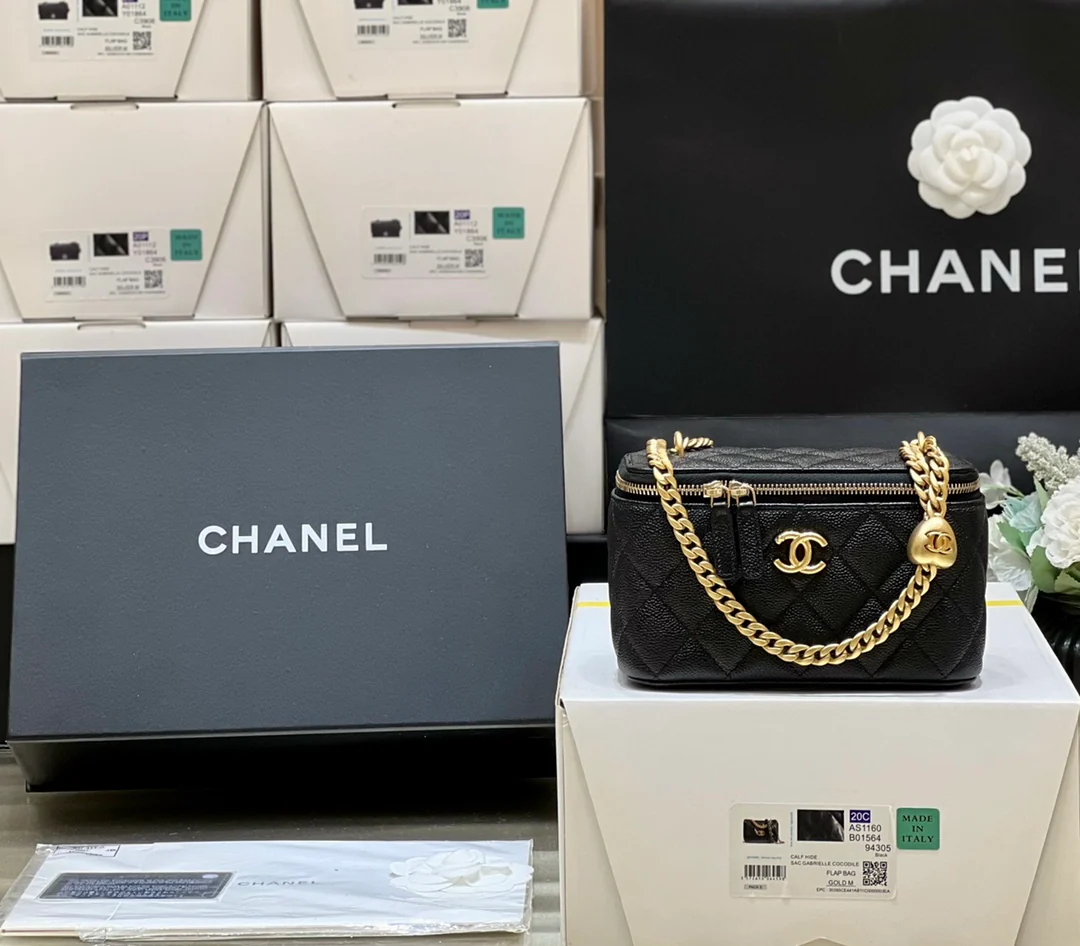Новинка сезона весна/лето 2023 от Chanel - Регулируемая длинная сумка-бокс в форме сердца - 17 см - Черная
