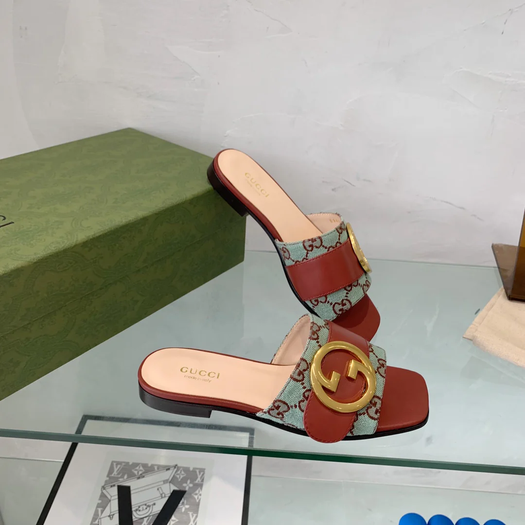 Новинка сезона весна/лето 2022 — тапочки с двойной буквой G.