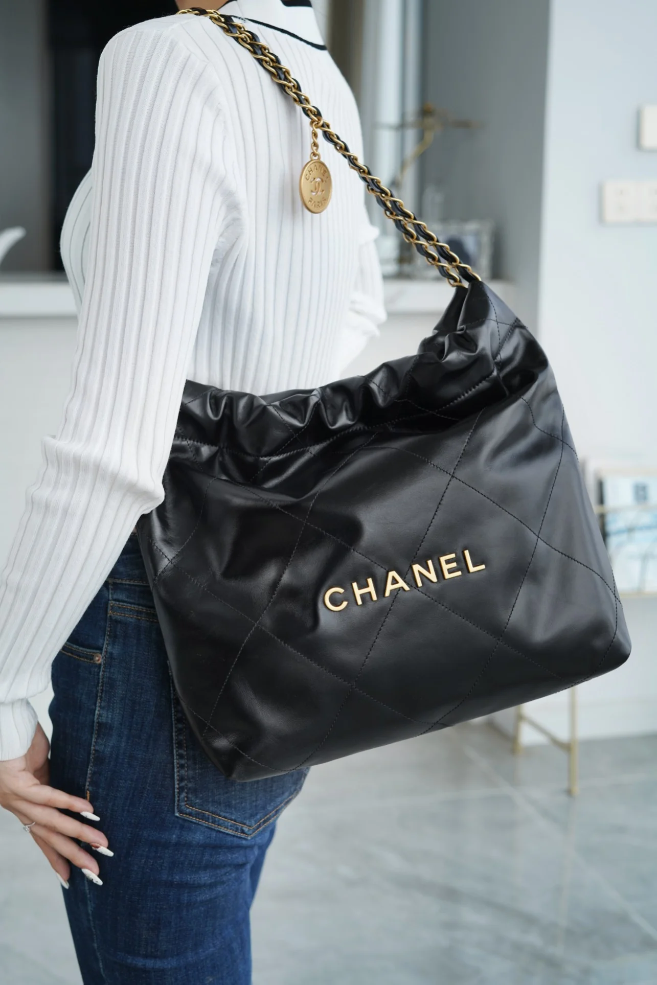 Сумка Chanel 22p 22bag, маленькая, черная, с серебряной пряжкой.