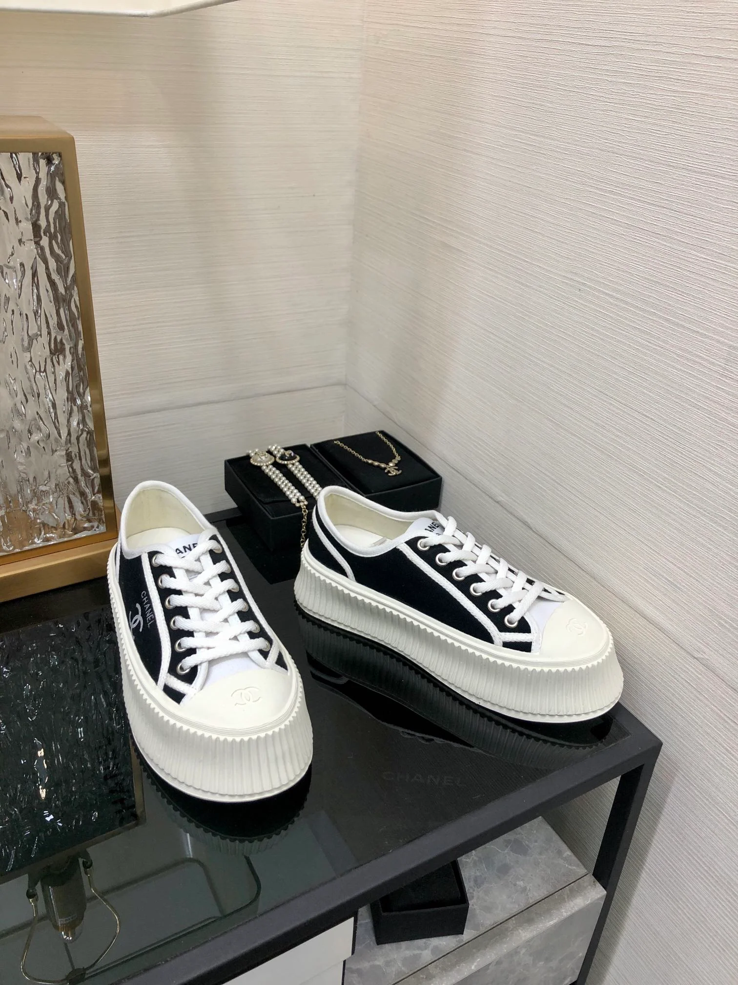 Новинка сезона весна/лето 2023 от Chanel - Туфли на платформе из парусины - Черные