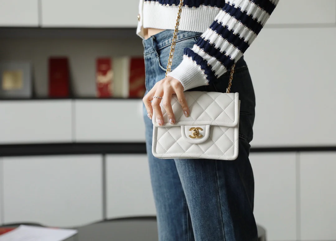 Маленькая булочка из тофу Chanel - белая