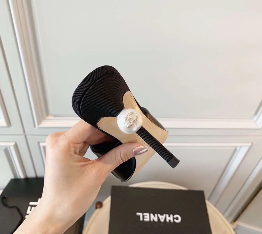 Chanel - Туфли-лодочки на высоком каблуке с острым носком, украшенные жемчугом.