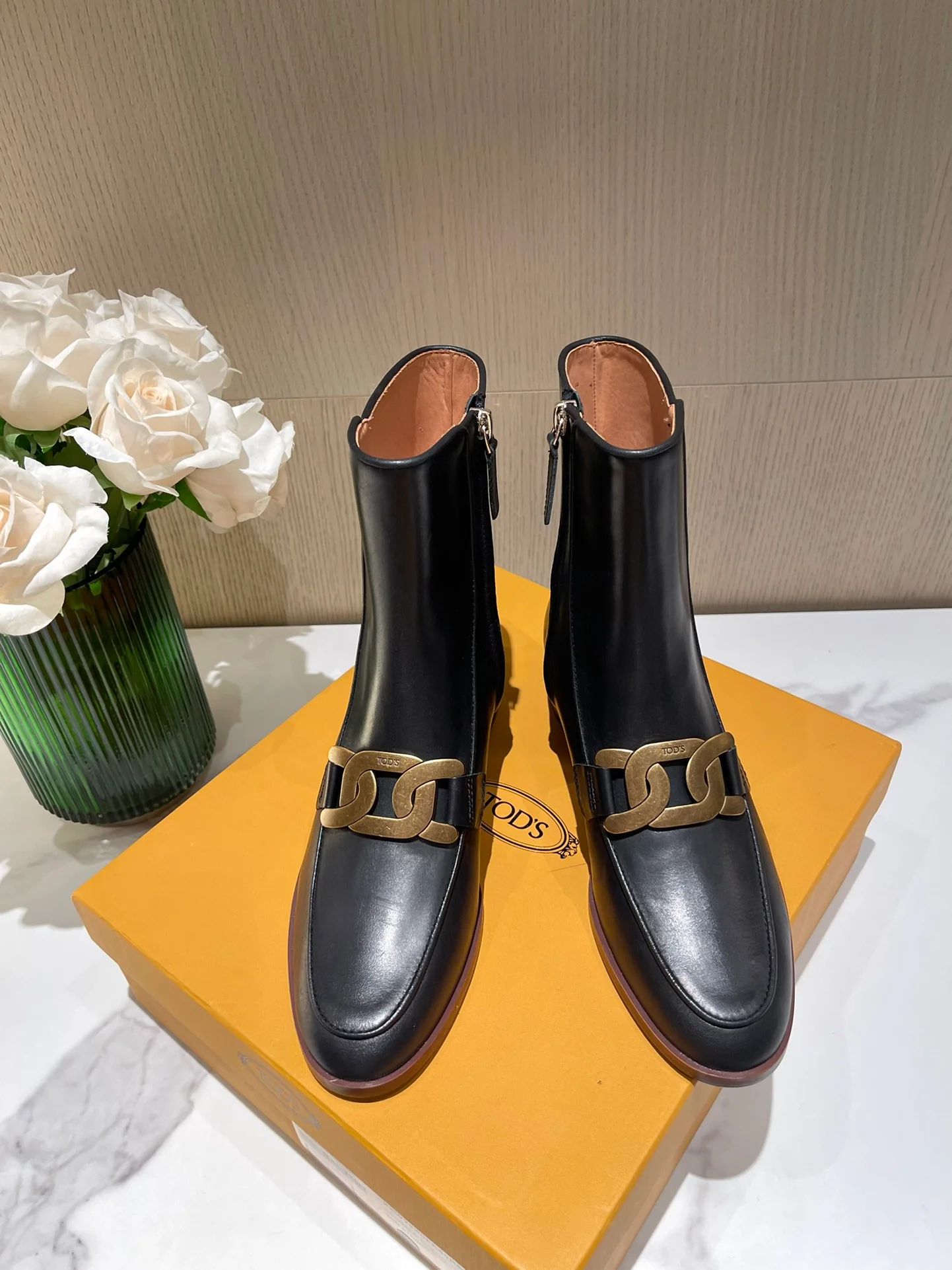 Tods - Новинка сезона осень/зима 2022 - Ботильоны на толстом каблуке крупной вязки с золотой пряжкой - 3