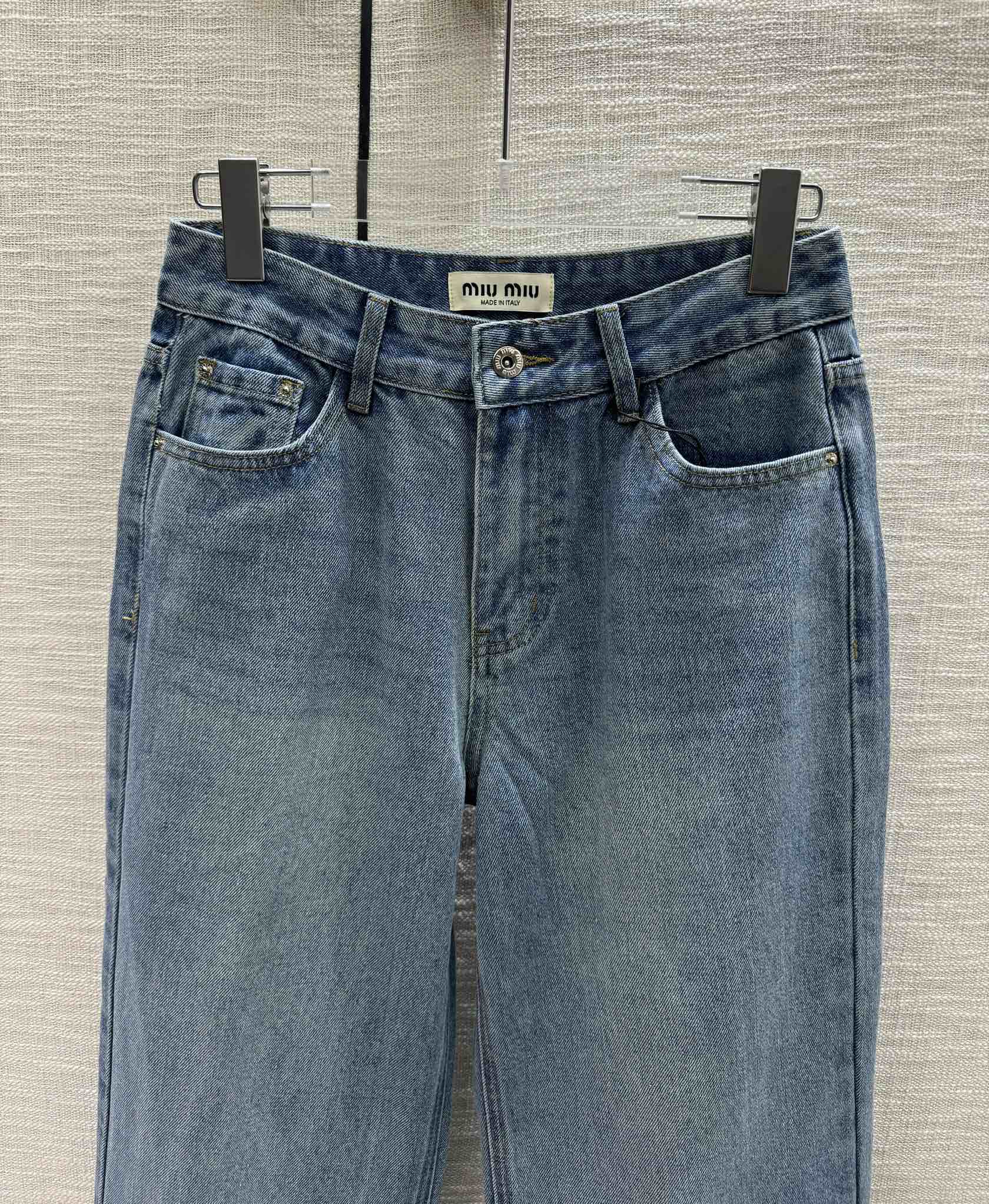 Джинсы Miu Miu 2404 с карманами и стразами, прямого кроя.