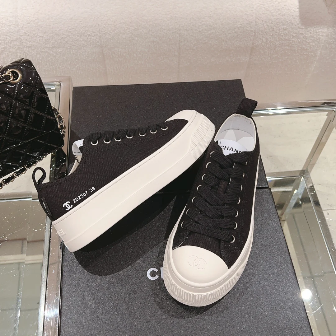 Новинка сезона ?Ранняя осень 2023? от Chanel — Простые парусиновые туфли на платформе — Черные