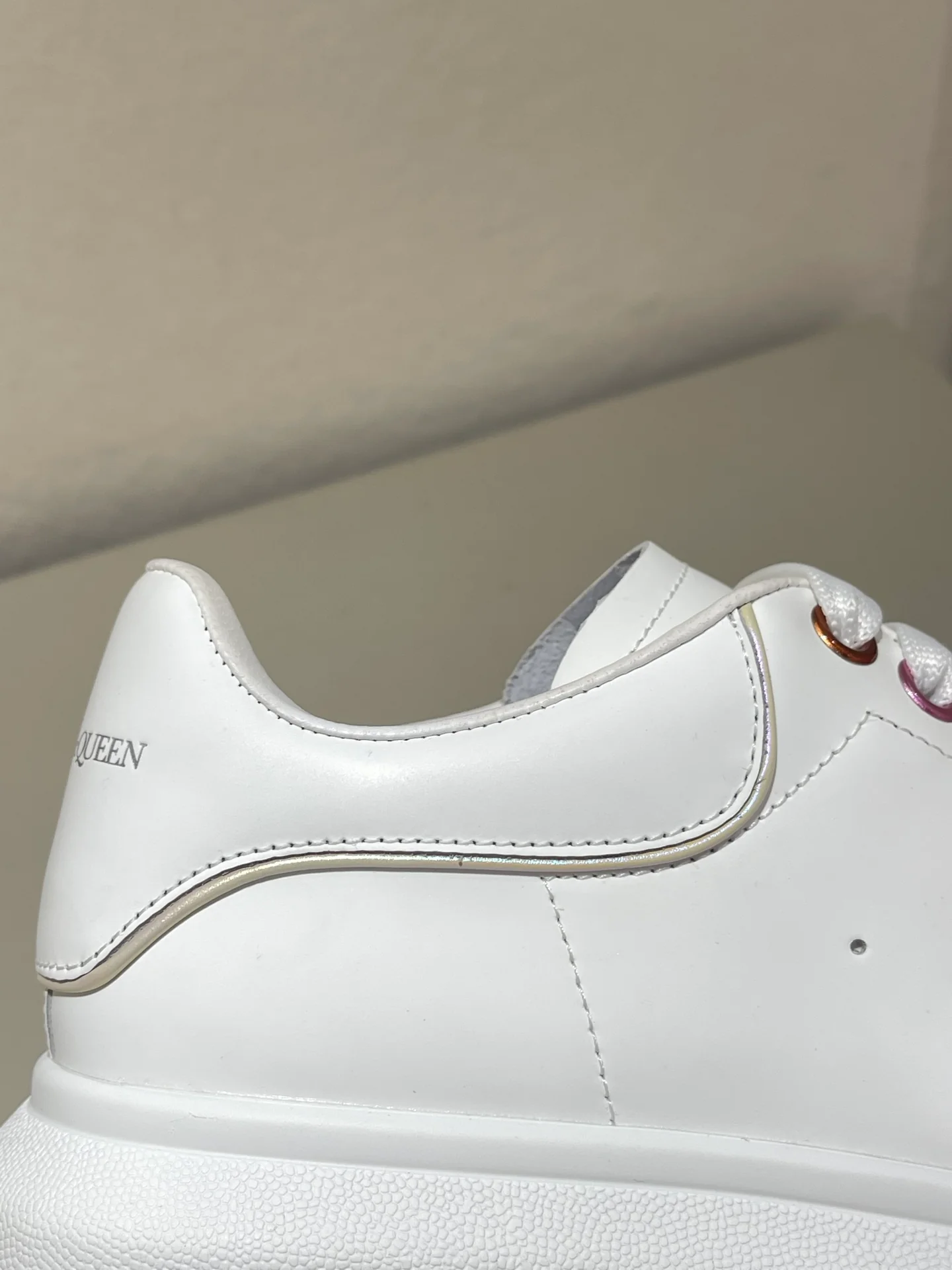 Классические белые кроссовки McQueen с металлическими радужными люверсами