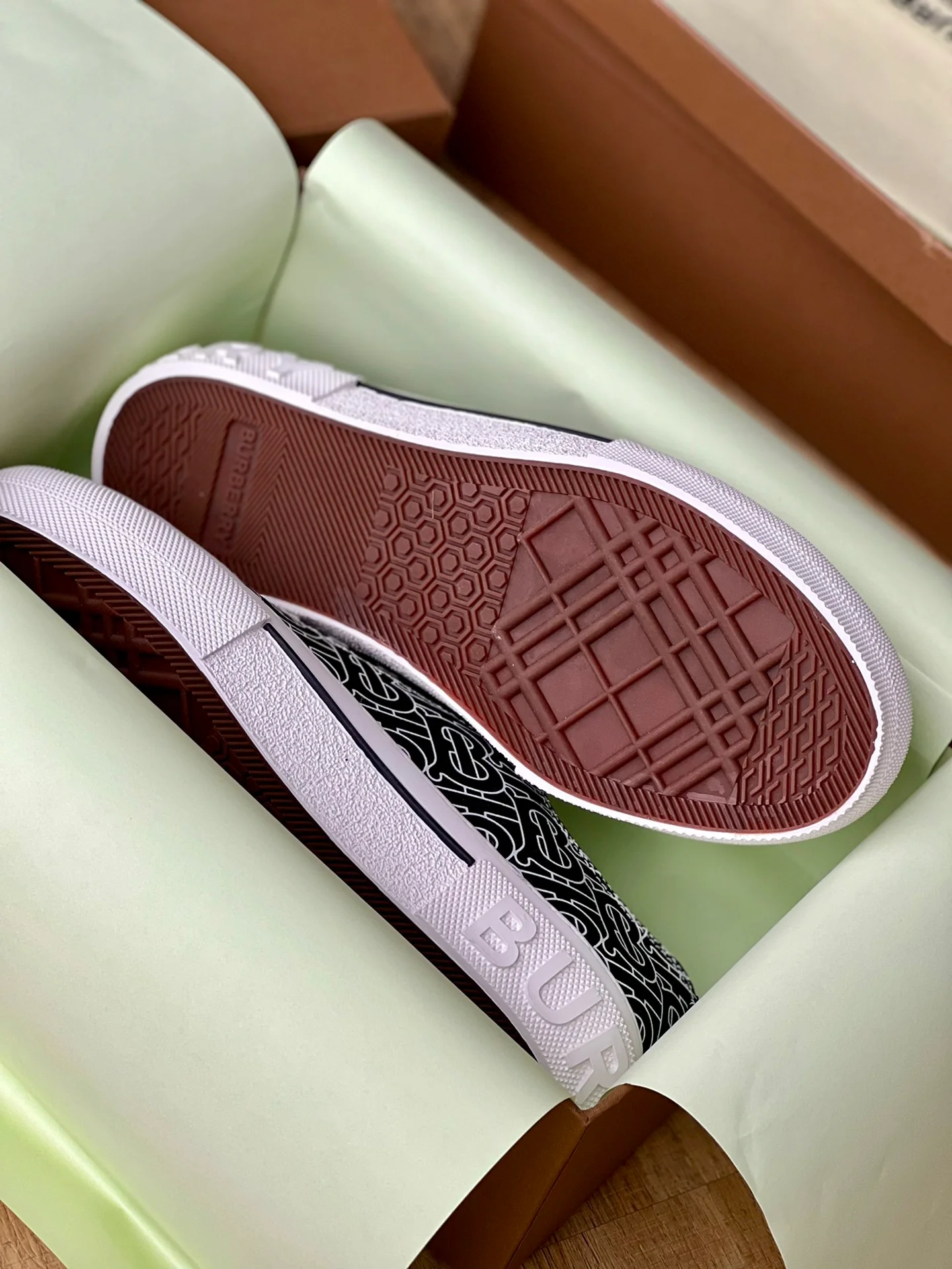 Burberry - Повседневные кроссовки - Парный стиль - Доступны на Taobao