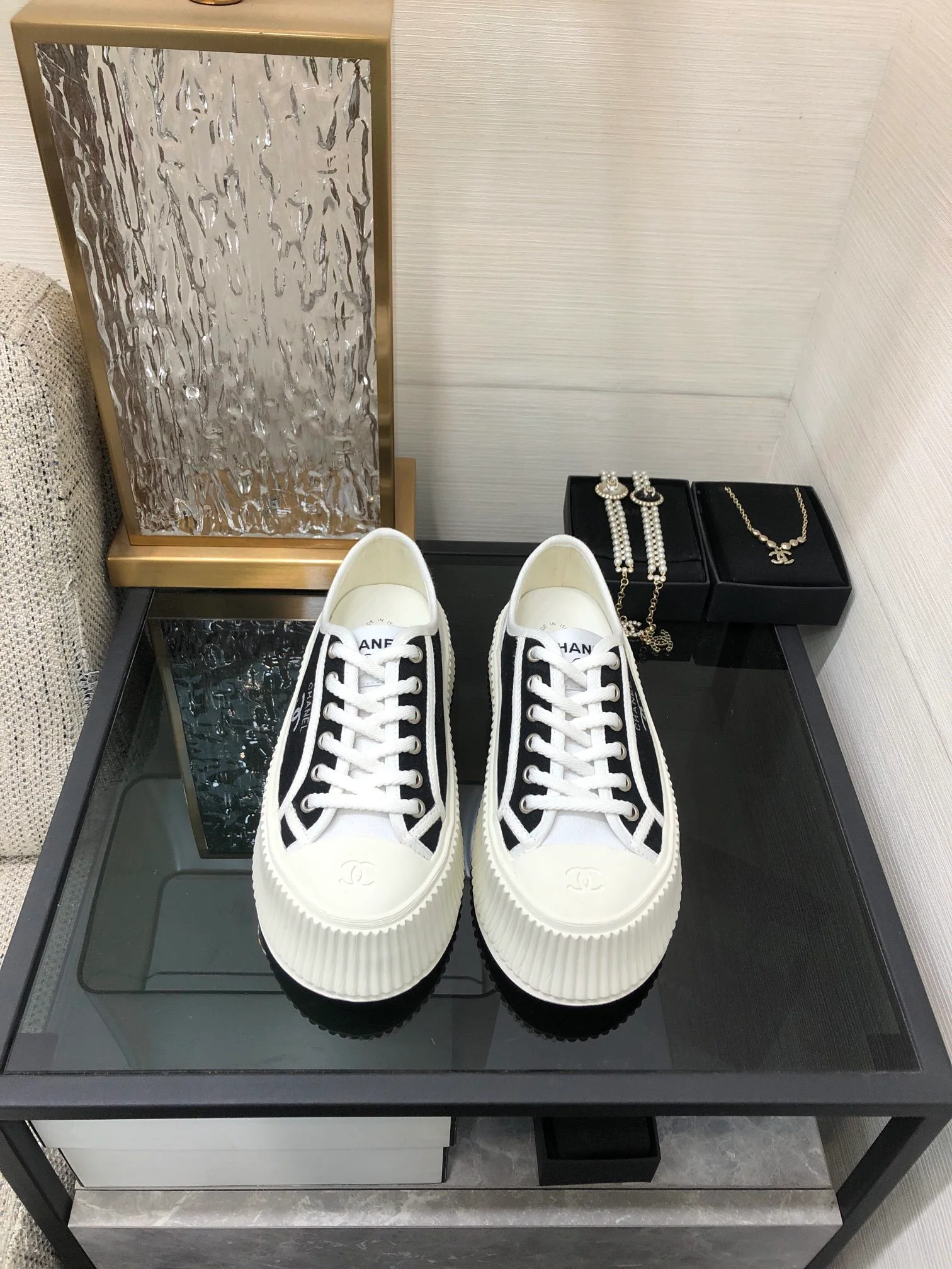 Новинка сезона весна/лето 2023 от Chanel - Туфли на платформе из парусины - Черные