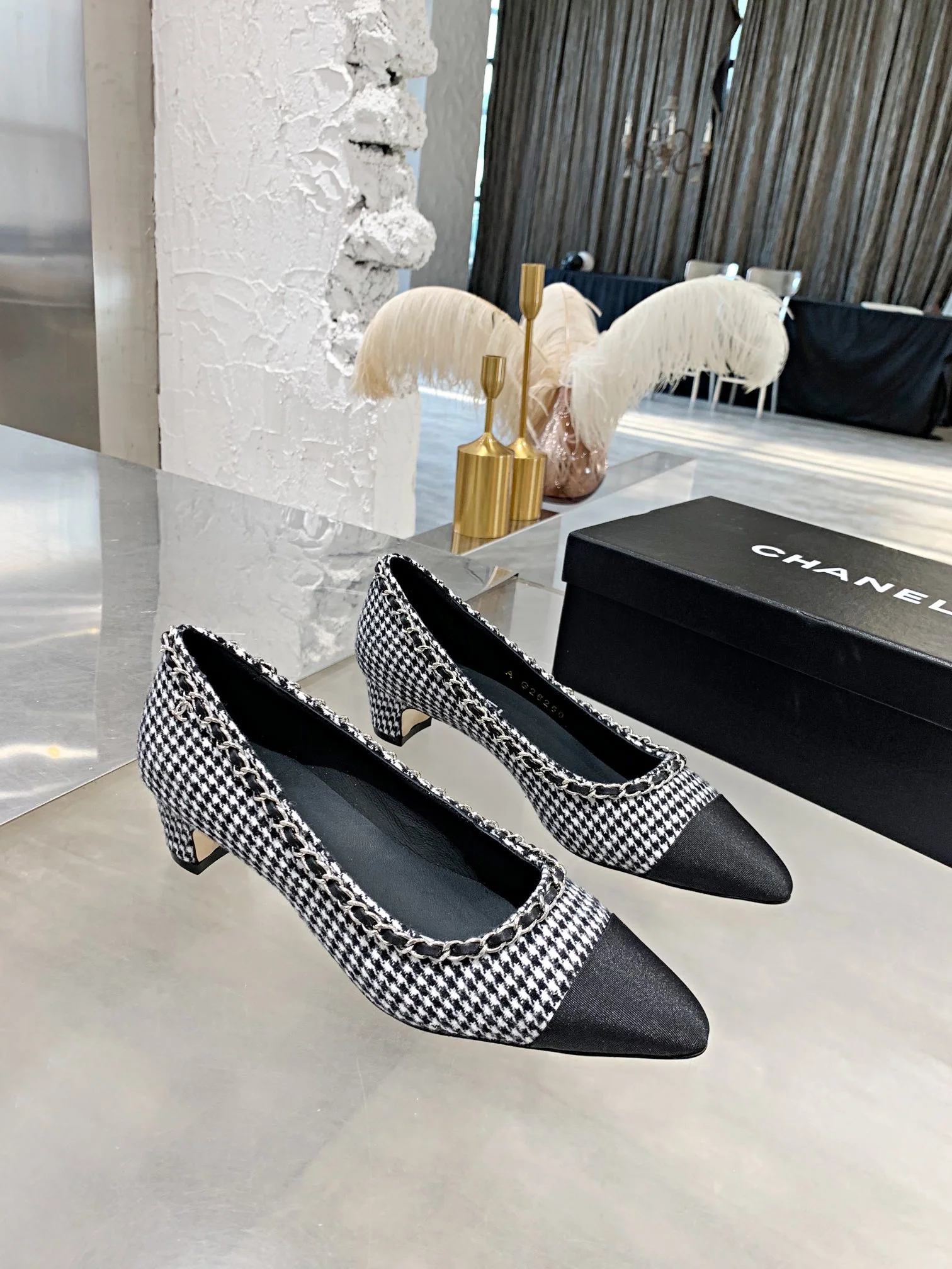 Туфли Chanel с цепочкой, острым носком и низким каблуком - черные