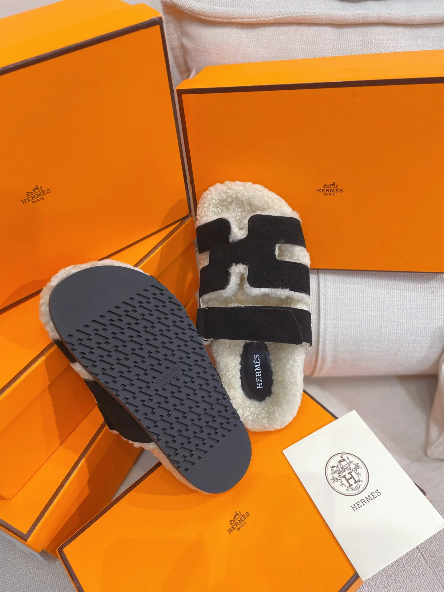 Новинка сезона осень/зима 2022 от Hermes - Домашние тапочки из овечьей шерсти и кожи в стиле пэчворк - Черные - 1 шт.