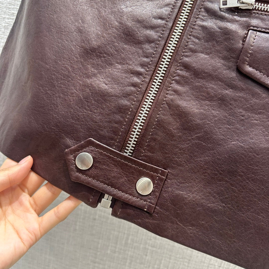 Новинка сезона весна/лето 2024 от Celine - юбка из овечьей кожи в стиле панк - коричневая.