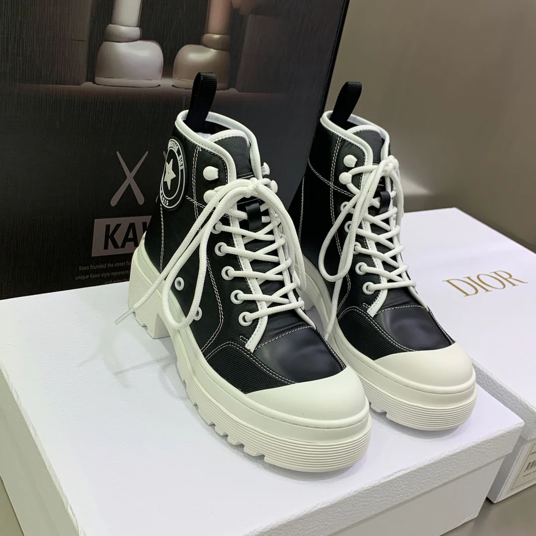 Ботинки Dior-d-rise в стиле Мартин с цветовыми блоками, логотипом, каблуком средней высоты, круглым носком и боковой молнией.