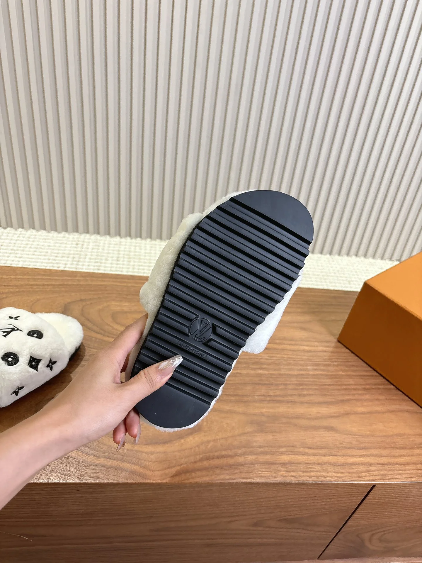 LV-2024 Шерстяные тапочки - Белые - 1