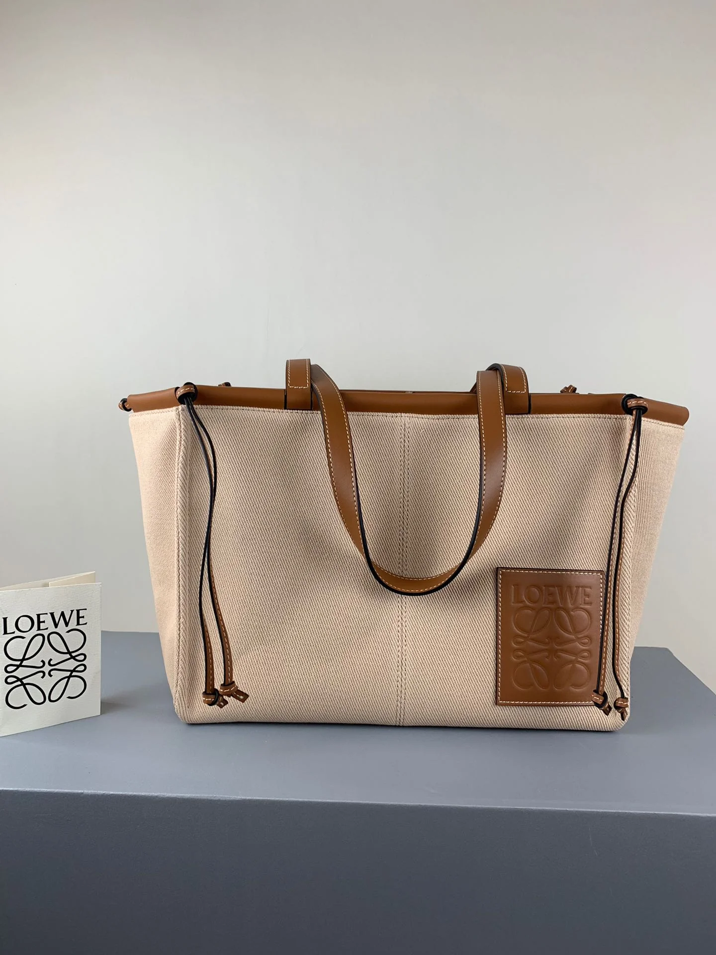 Сумка-тоут Loewe с подушкой - кожа абрикосово-коричневого цвета